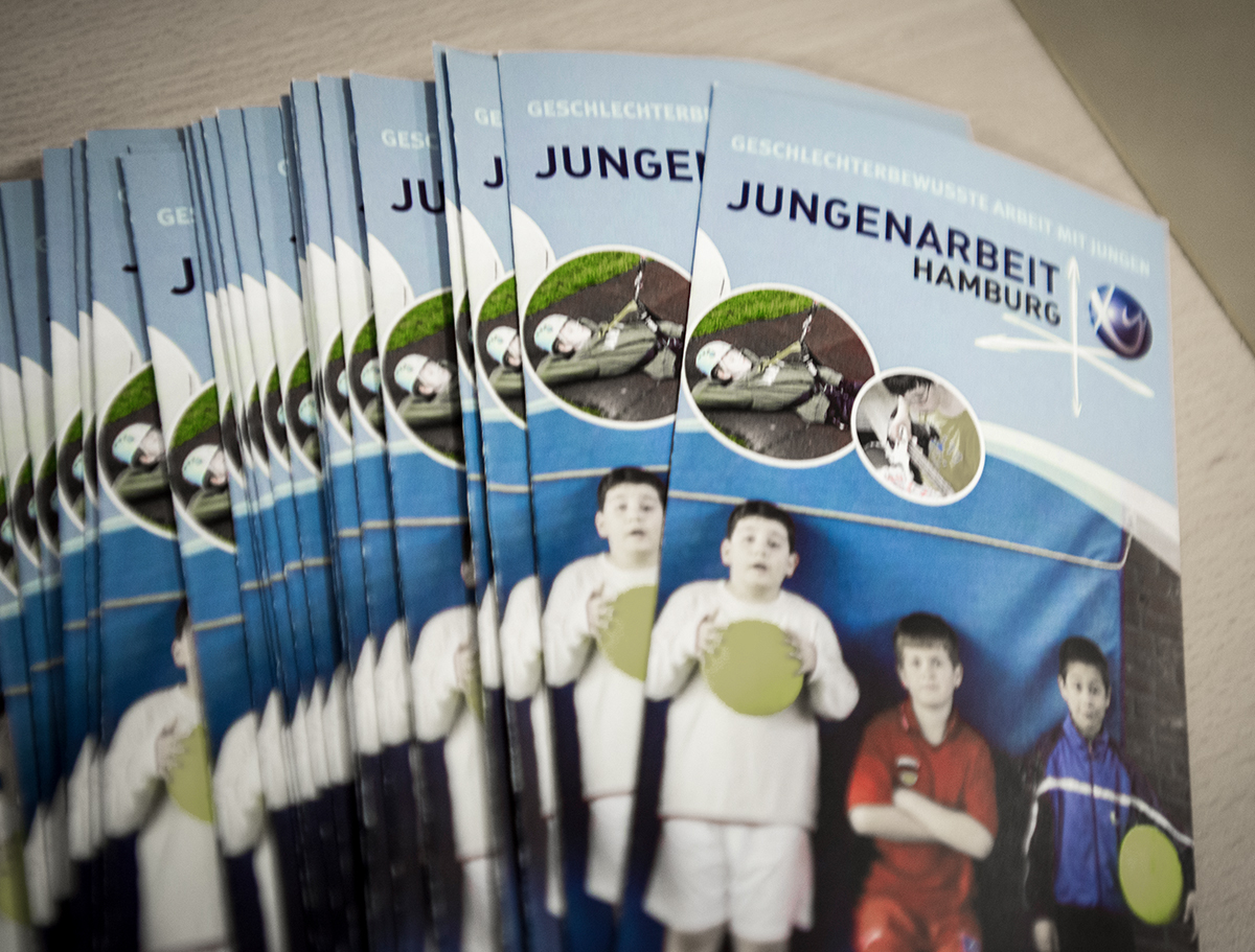 Broschüren der Jungenarbeit HH liegen auf einem Tisch