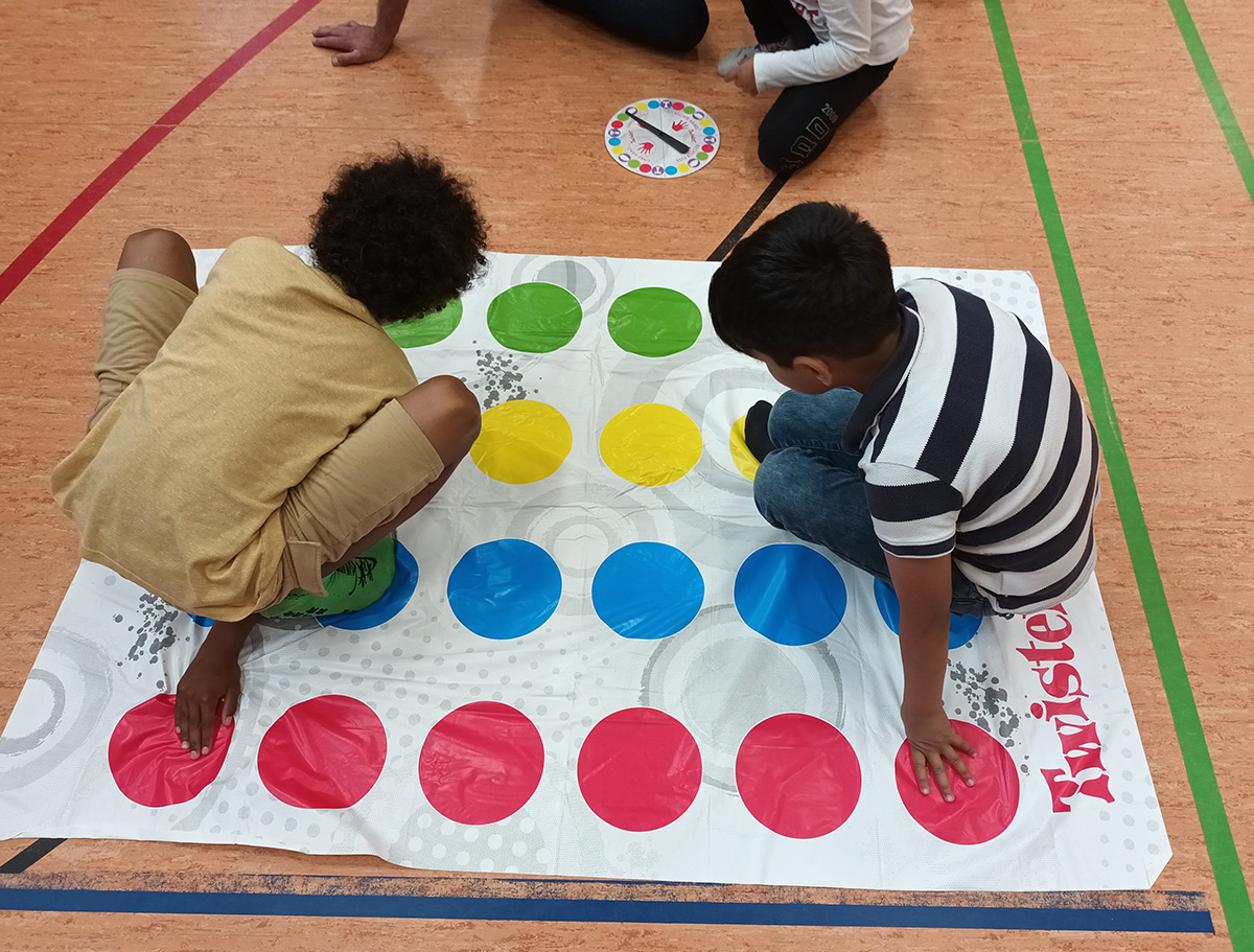 Kinder spielen das Spiel Twister