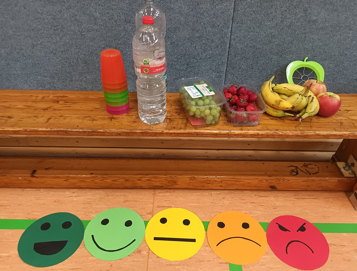 Obst steht auf einer Bank in einer Turnhalle