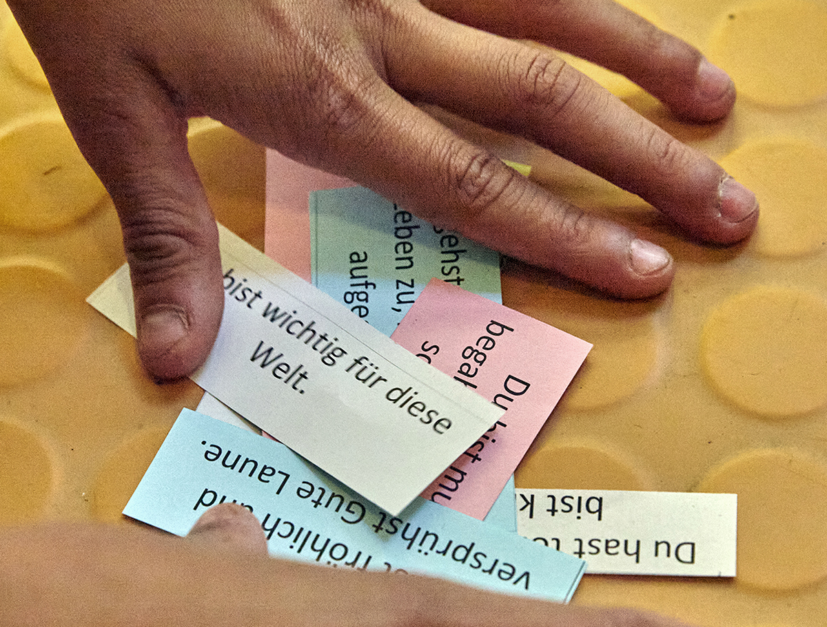 Eine Hand greift zu Karteikarten, auf denen steht Du bist wichtig