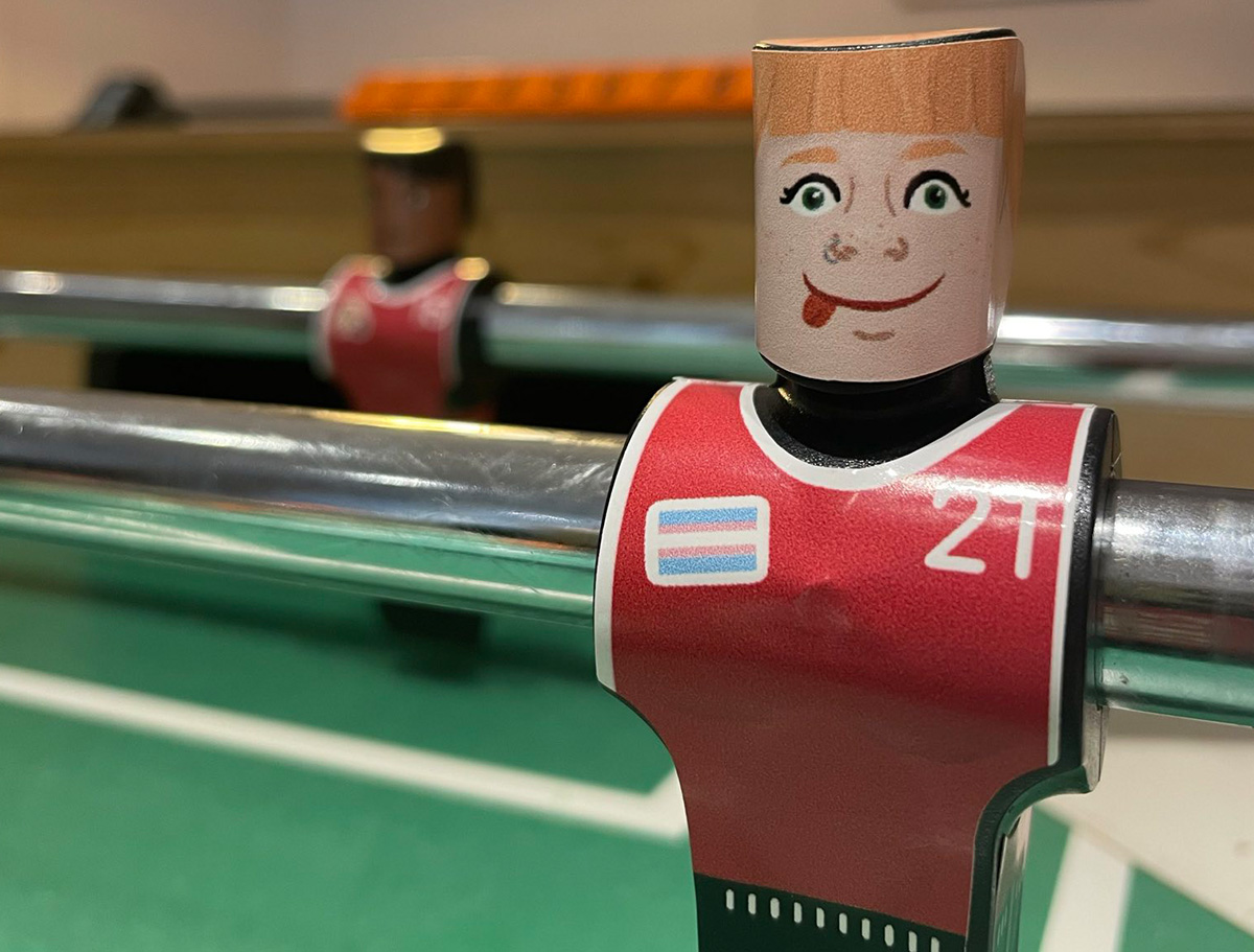 Eine Tischkickerfigur an einem Kickertisch