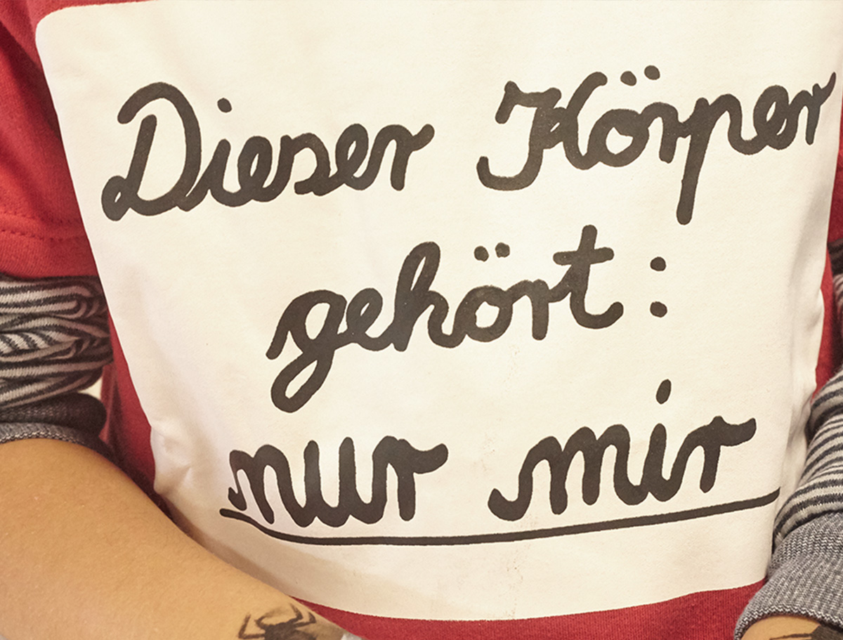 Karten mit Symbolen liegen auf dem Boden