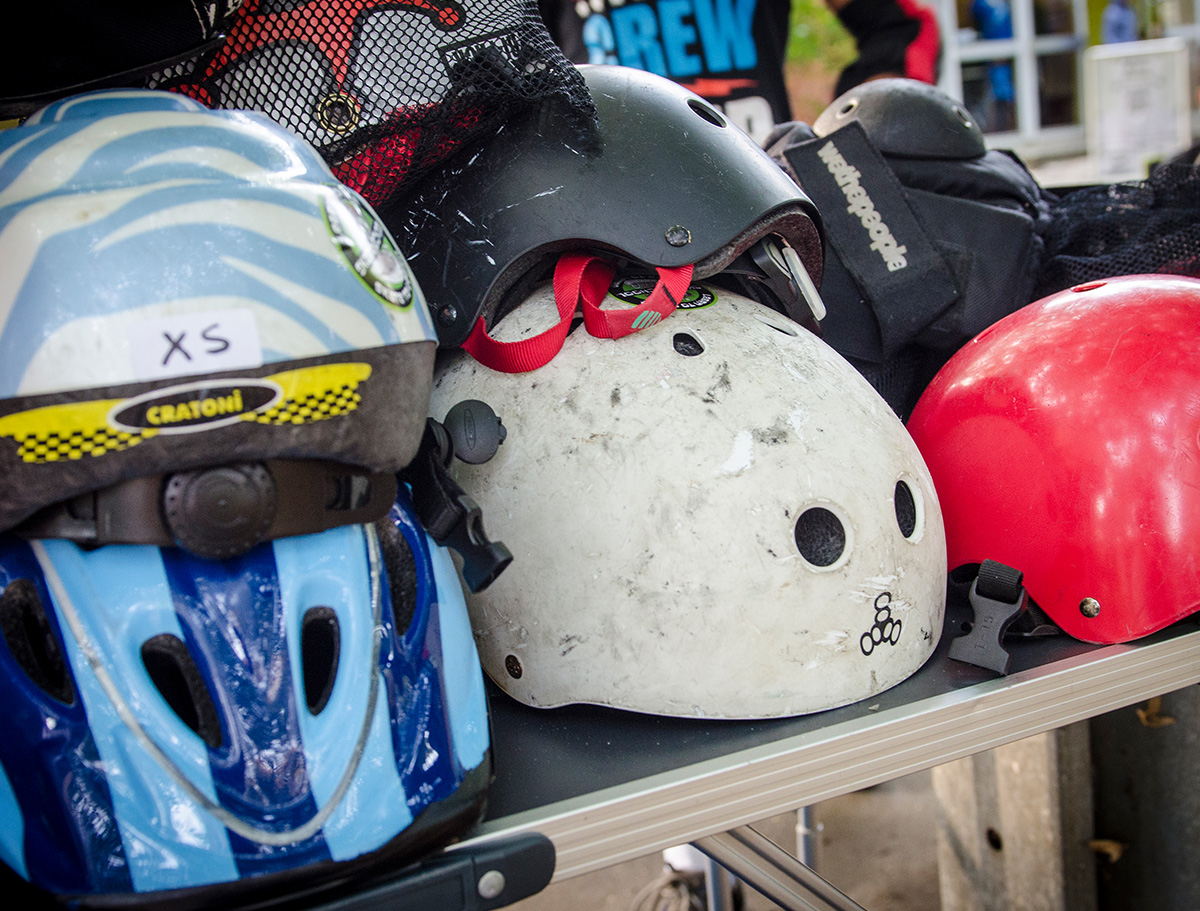 Mehrere Skater-Schutzhelme liegen auf einem Stapel