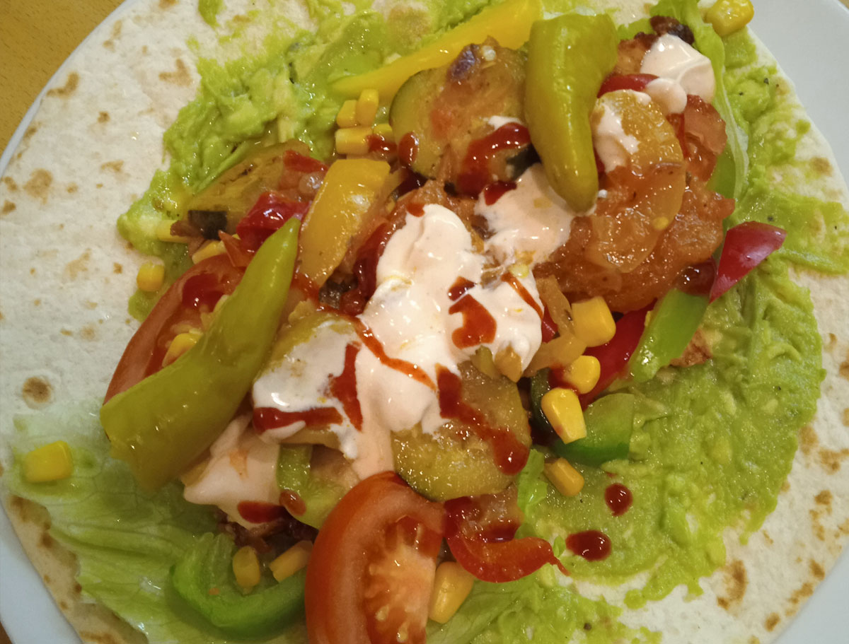 Ein gedeckter Tisch mit Tassen und Tellern aus dem Projekt com!Büse