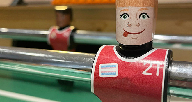 Eine lächelnde Tischkickerfigur