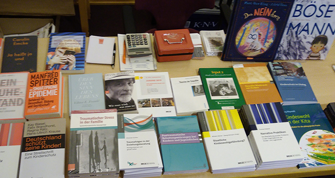 Ein Büchertisch voller Literatur zur Jungenarbeit