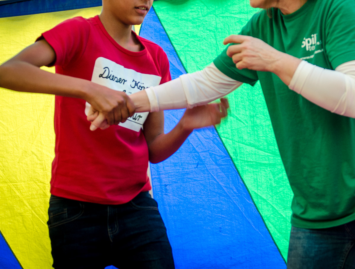 Zwei Menschen zeigen sich Griffe bei einer Kampfsportübung